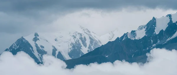 Les Sommets Montagneux Dans Les Nuages Vue Panoramique — Photo