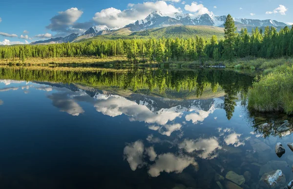 Malownicze Górskie Jezioro Letni Poranek Altai Piękne Odbicie Gór Nieba — Zdjęcie stockowe