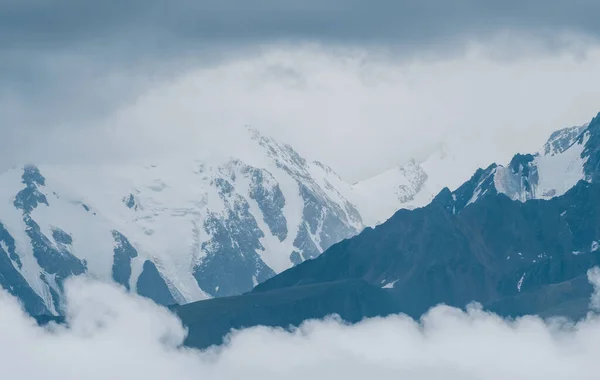 Βουνό Κορυφές Στα Σύννεφα Κακές Καιρικές Συνθήκες — Φωτογραφία Αρχείου