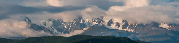 Hegycsúcsok Felhőkben Panorámás Kilátás — Stock Fotó