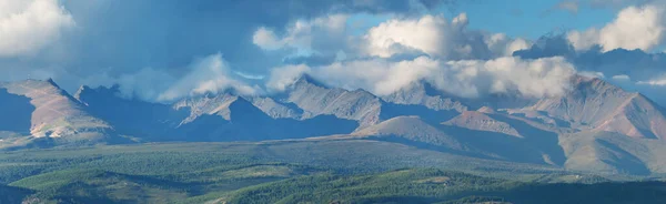 Pasmo Górskie Widok Panoramiczny Szczyty Chmurach Wieczorne Światło — Zdjęcie stockowe