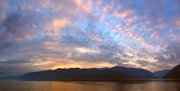 落日落山湖畔 夕阳西下美丽的天空 — 图库照片