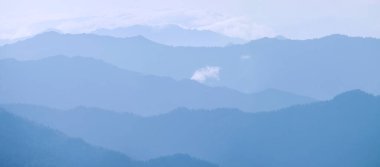 Sabah sisli dağlar, mavi doğal arka plan