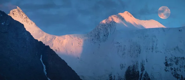 Sonnenuntergang Den Bergen Vollmond Über Den Gipfeln Belukha Gebirge Altai — Stockfoto