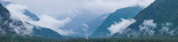 Горы Тумане Естественное Освещение Утренний Панорамный Вид — стоковое фото