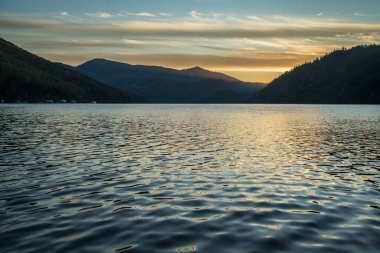 Yenisei Nehri 'nde gün batımı, Sibirya' da vahşi bir yer.