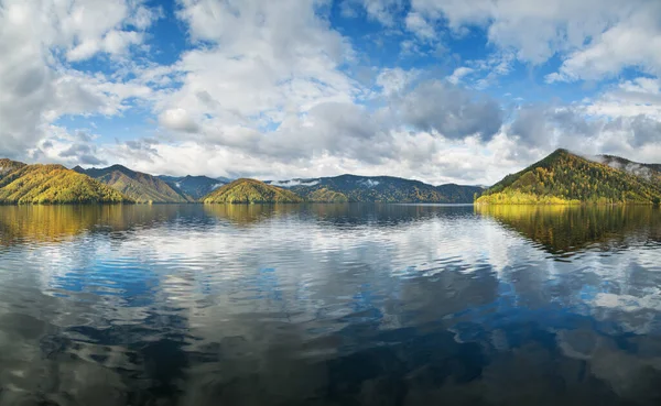 Belo Reflexo Água Das Montanhas Céu Fluxo Calmo Rio Yenisei — Fotografia de Stock