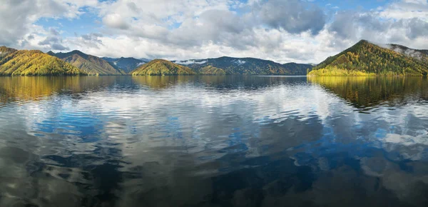 Belo Reflexo Água Das Montanhas Céu Fluxo Calmo Rio Yenisei — Fotografia de Stock