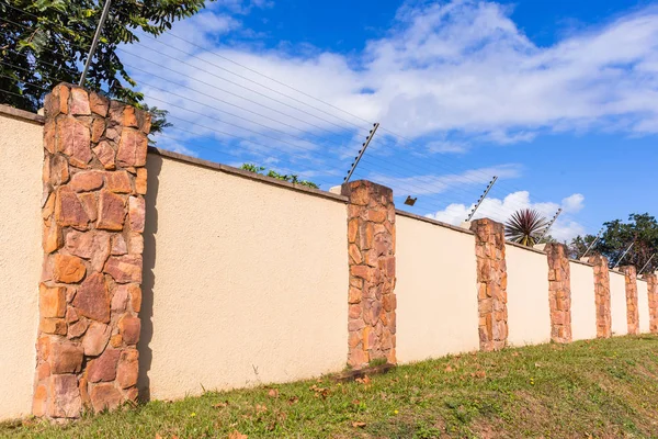 Valla Alambre Electrificada Seguridad Pared Límite Largo Para Propiedad Residencial — Foto de Stock