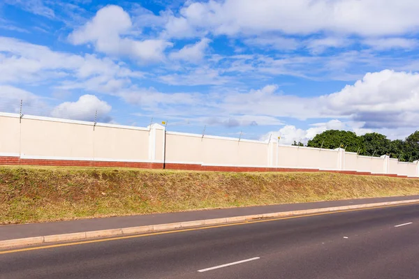 Valla Alambre Electrificada Seguridad Pared Frontera Larga Para Propiedad Residencial — Foto de Stock