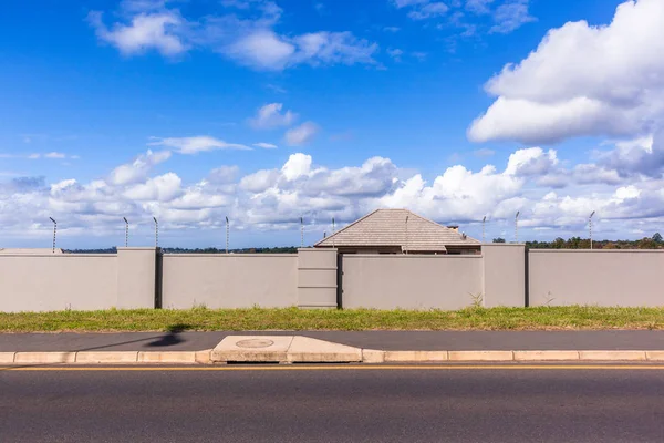 Valla Seguridad Alambre Electrificada Pared Límite Largo Para Casa Cerrada — Foto de Stock