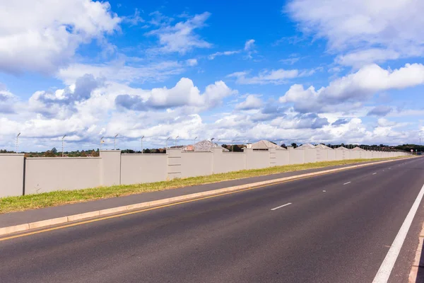 Valla Seguridad Alambre Electrificada Pared Límite Largo Para Casas Cerradas — Foto de Stock