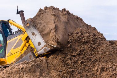 Toprak işleri inşaat ağır dozer makine iterek kum portre fotoğraf işletim.