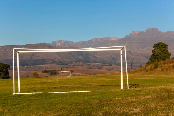 Fußball Torstangen Den Drakensbergen Frühen Morgen Herbst Herbst Farben Suchen — Stockfoto