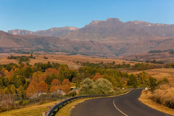 Drakensberg Βουνά Νωρίς Πρωί Φθινόπωρο Πέφτουν Χρώματα Θέα Στο Κάστρο — Φωτογραφία Αρχείου