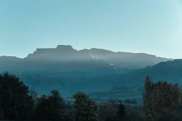 Горы Позднего Полудня Силуэт Холодного Ландшафта Долины — стоковое фото