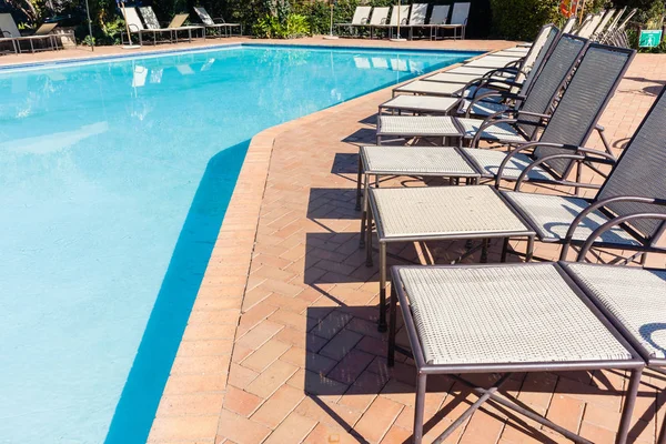 Piscine Avec Une Douzaine Bancs Publics Chaises Lieu Pittoresque Plein — Photo