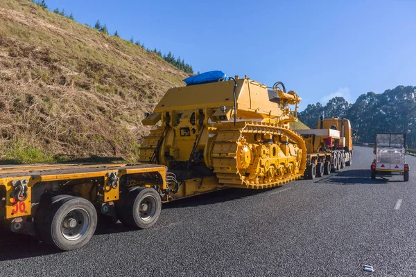 Transport Une Grande Machine Industrielle Anormale Sur Une Remorque Grand — Photo