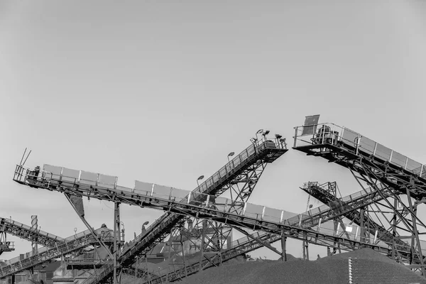 Endüstriyel hammadde ürün yarda açık havada sabah gökyüzü siyah beyaz vintage fotoğraf yatırma fabrika konveyör kemerleri yapıları..
