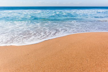 Beach shoreline mavi okyanus dalga yıkama closeup doğal doğa ufuk peyzaj.