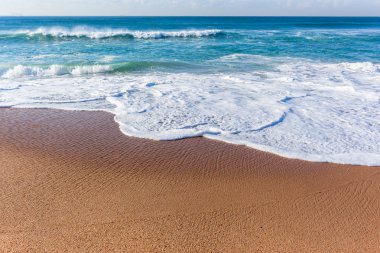 Beach shoreline mavi okyanus dalga yıkama closeup doğal doğa ufuk peyzaj.