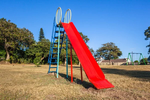 Playground Closeup Dentro Childrens Vermelho Pintado Slide Pára Quedas Olhando — Fotografia de Stock