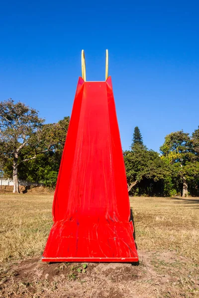 Playground Closeup Dentro Childrens Vermelho Pintado Slide Pára Quedas Olhando — Fotografia de Stock