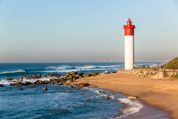 Beach Shoreline Ocean Closeup Lighthouse Backlight Sunlight Silhouetted People Contrast — Stock Photo, Image