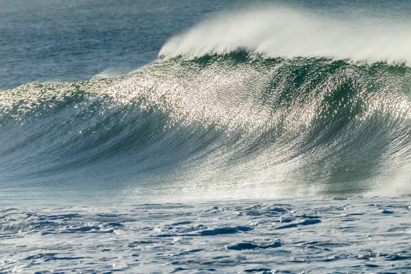 Vagues Océaniques Reflets Soleil Chatoyants Sur Écrasement Lèvre Eau Épaisse — Photo