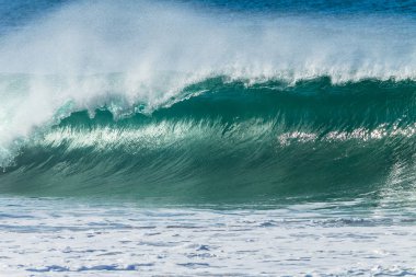 Okyanus dalga kalın su dudak doğa'nın güç plaj doğru çökmesini üzerinde parıldayan güneş ışığı yansımaları.
