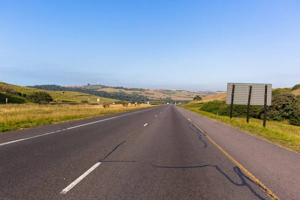 道路高速道路背面写真トラック車両田舎風景を農業で運転の旅 — ストック写真