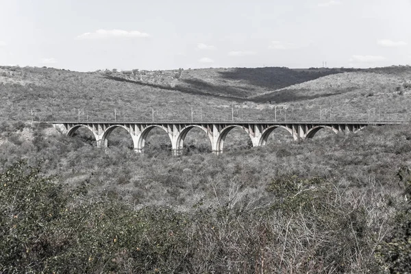 Train Railway Arched Bridge Vintage Structure Dry Valley Landscape — Stock Photo, Image