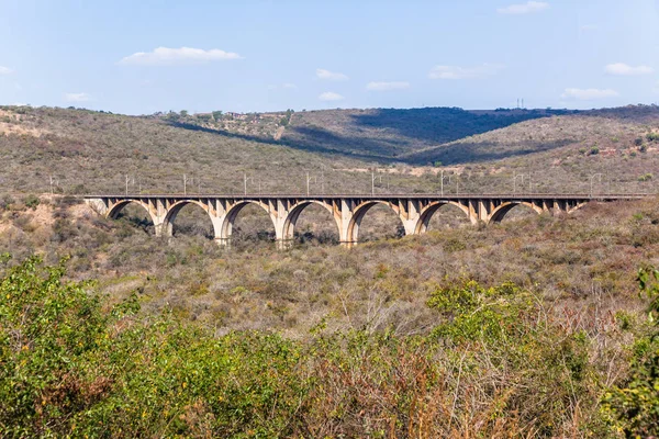 Železniční Vlak Klenuté Mostní Konstrukce Přes Suché Údolí Krajina — Stock fotografie