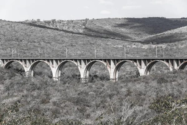 Train Railway Arched Bridge Vintage Structure Dry Valley Landscape — Stock Photo, Image