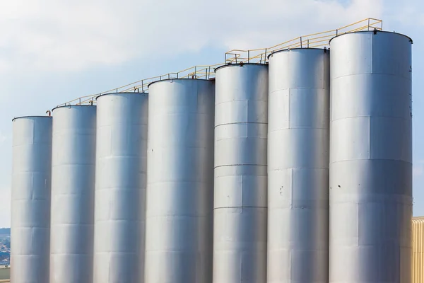 Sette Serbatoi Stoccaggio Liquidi Alti Silo Verniciati Argento Acciaio Con — Foto Stock