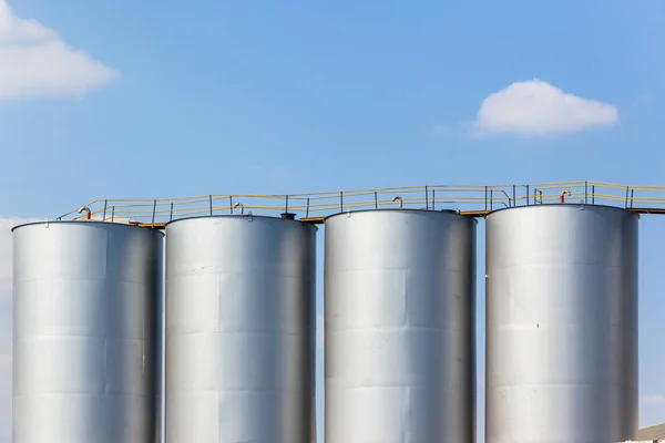 Four Steel Silver Painted Silo Tall Liquid Storage Tanks Walkway — Stock Photo, Image