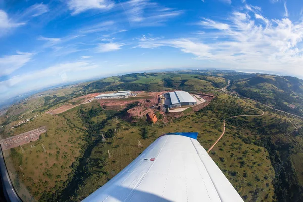 Flygande Fåglar Eye Foto Nya Byggda Fabriken Lagerlokaler Närliggande Vägen — Stockfoto