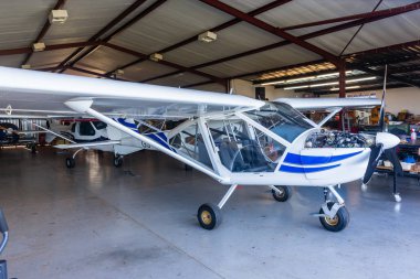 Küçük tek pervane motoru uçak uçak bakım için atölye hangar içinde Park.