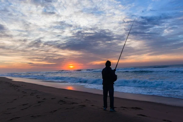 Fiskare Fiske Siluett Oidentifierade Stranden Vatten Kanten Med Havsvågor Tidig — Stockfoto