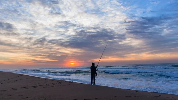 Fischer Angelt Silhouette Nicht Identifiziert Strand Gewässer Rand Mit Meereswellen — Stockfoto