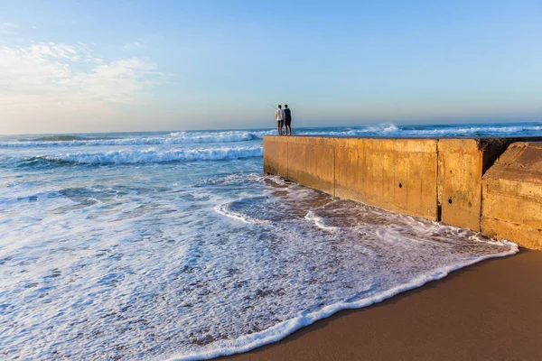 Padre Figlio Pesca Silhouetted Non Identificato Sulla Spiaggia Pontile Acque — Foto Stock