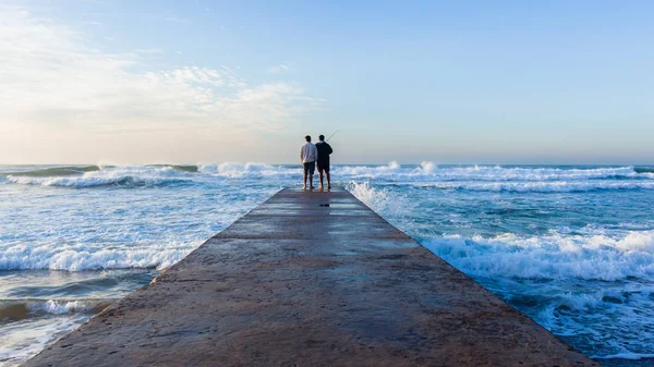 Vader Zoon Hengelsport Silhouet Ongeïdentificeerde Strand Steiger Waterkant Met Oceaan — Stockfoto