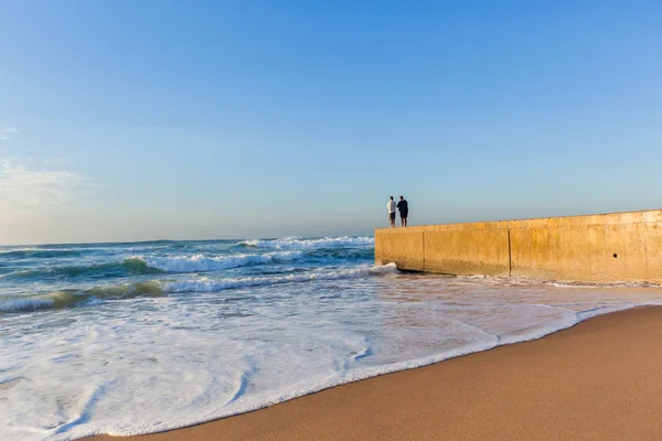 Father Son Fishing Unidentified Beach Jetty Waters Edge Ocean Waves — Stock Photo, Image