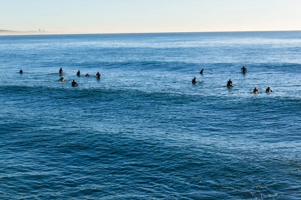 Surf Tavole Lunghe Surfisti Ragazze Ragazzi Mattina Sagomato Attesa Onde — Foto Stock