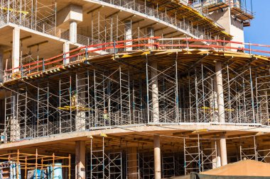 Etkinlik closeup iskele kat bina inşaat beton dökerek yüksek mavi gökyüzünde bina için destekler.