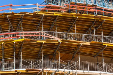 Etkinlik closeup iskele kat bina inşaat beton dökerek yüksek mavi gökyüzünde bina için destekler.