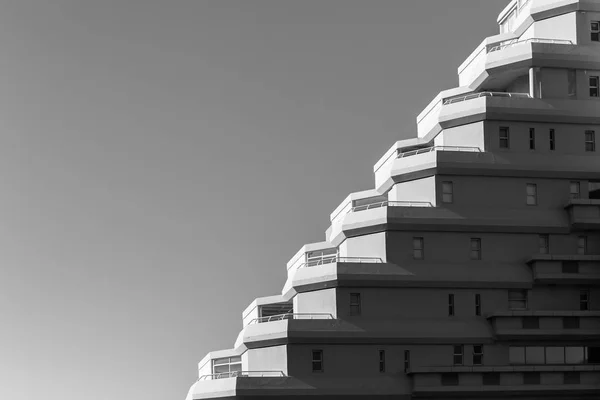 Tall Moderna Lägenheter Närbild Avsnitt Golv Byggnadsdesign Till Blå Himmel — Stockfoto