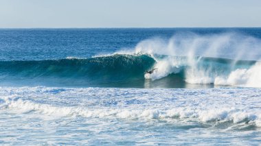 Sörfçü tanımlanamayan kafa doğrulayan dalga okyanus kilitlenen temizlemek düşen su altında binmek.