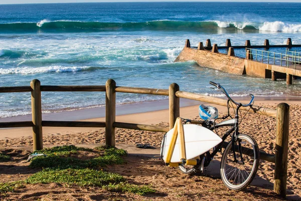 Zniknęły Surfing Surferów Zamiennych Desek Surfingowych Stojaki Rowerowe Plaży Oceanu — Zdjęcie stockowe