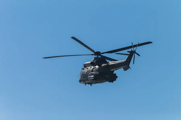 Militar Helicóptero Grande Vuelo Patrulla Silueta Cielo Azul — Foto de Stock